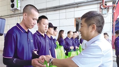 广东阳江市总工会为户外劳动者送20多万元防暑用品