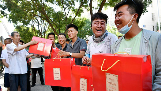 北京房山各级工会送出2万余份“清凉包”