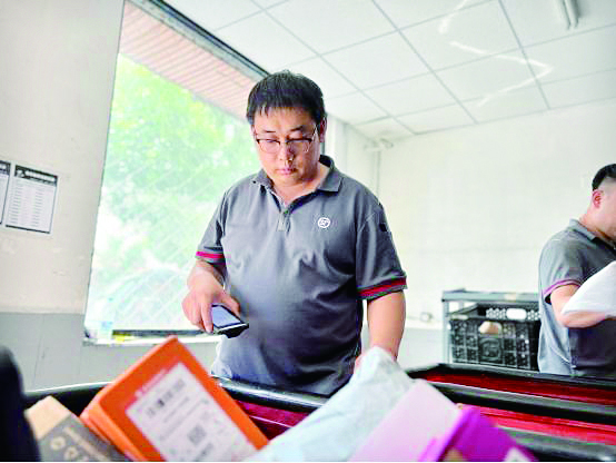 张国海在分拣包裹 郭娟娟 寇正 摄