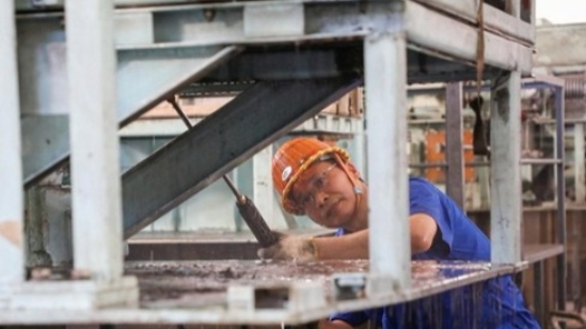 2023•劳动创造幸福｜高温天，“汗”卫铁路运输安全