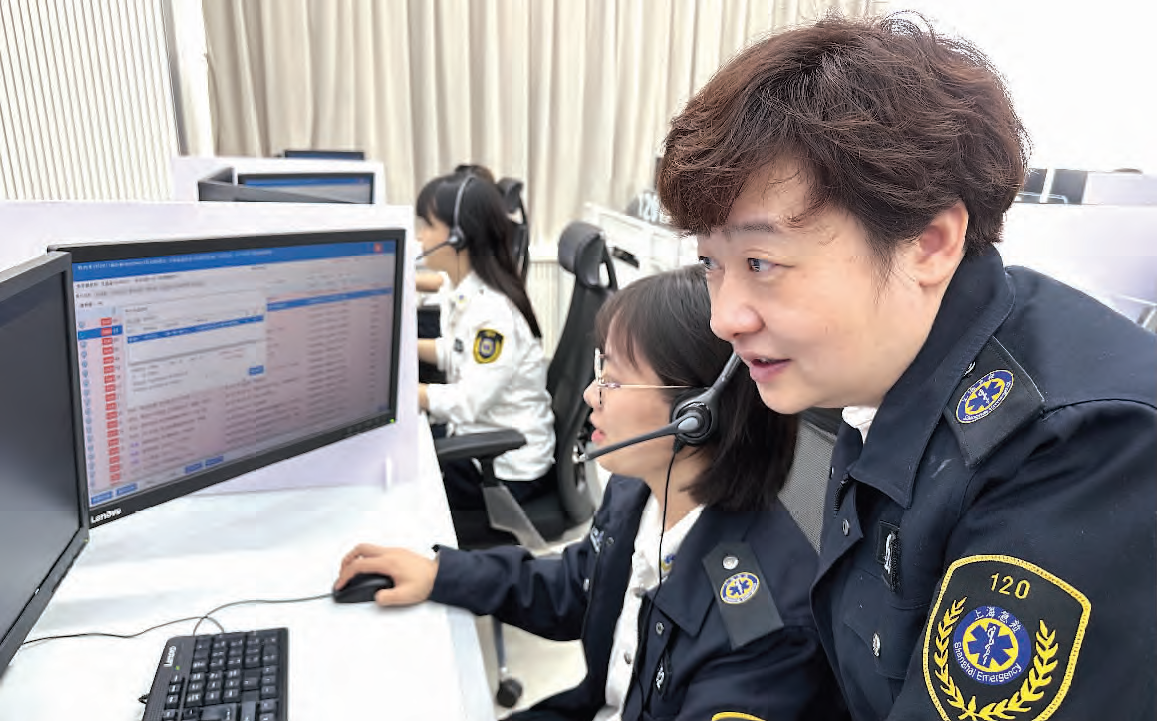 上海医疗急救中心调度指挥长吴琴琴（右一）在指导调度员工作。