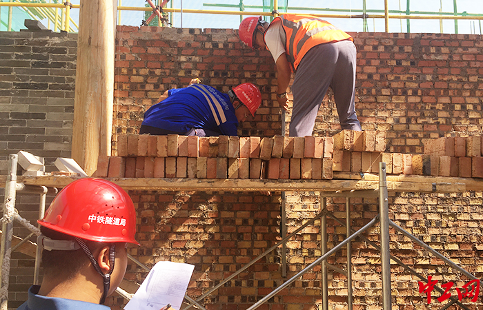 日前，山东青岛平度市总工会在印象胶东建设项目一期工程项目部开展“五比五树五确保”职工技能竞赛——砌砖比武大赛。平度市总工会供图