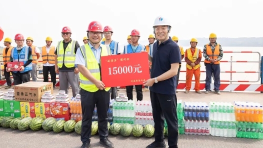 河南省总工会赴省重点建设项目开展“ 送清凉”活动