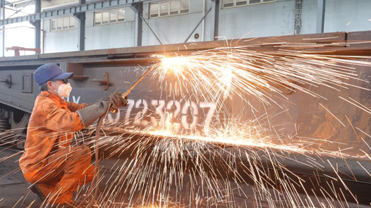 2023·劳动创造幸福｜“货车医生”的夏天，与吸满热的铁疙瘩为伴