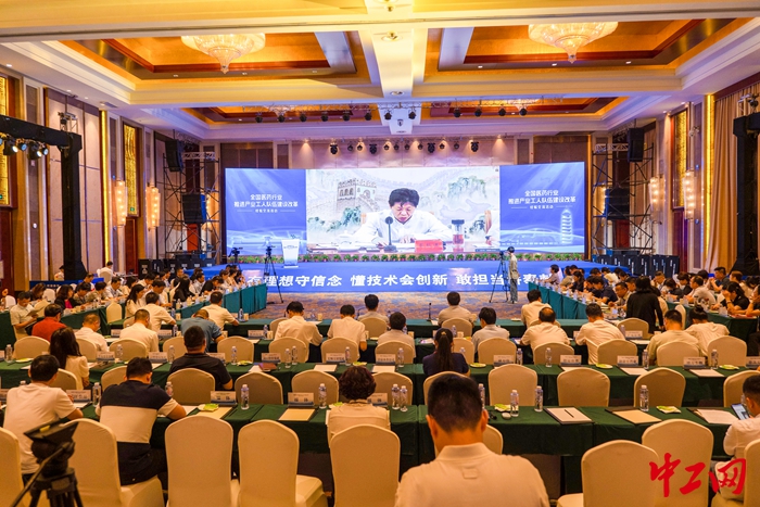 7月11日，慰问组一行在焦荥项目4标黄河特大桥施工现场，认真听取焦荥项目建设情况介绍和工会工作汇报。（王威 摄）