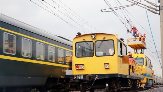 2023·劳动创造幸福｜接触网工：全副武装，迎接“烤”验