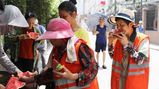 上海静安工会“送清凉”聚焦重点人群 万份慰问品和感谢信送达一线