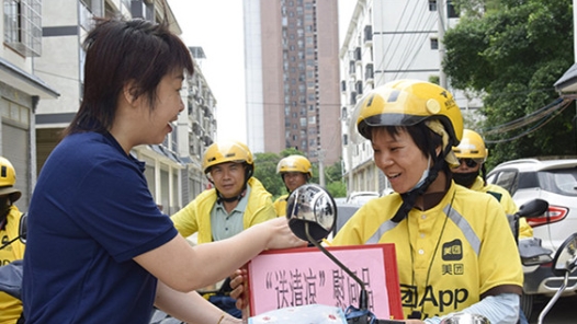 广西-东盟经济技术开发区总工会为新就业形态劳动者送去“清凉”
