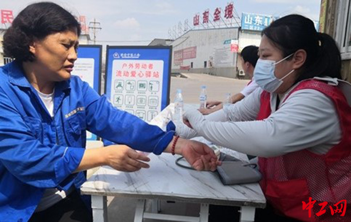 日前，淄博市总工会户外劳动者流动爱心驿站走进新就业形态劳动者集聚地，开展了“送清凉”活动。图为活动现场。淄博市总工会供图