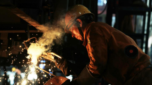 2023·劳动创造幸福｜焊花为伴 为铁路货运备“良驹”