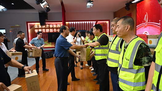 北京密云区总工会为8000余名一线劳动者“送清凉”