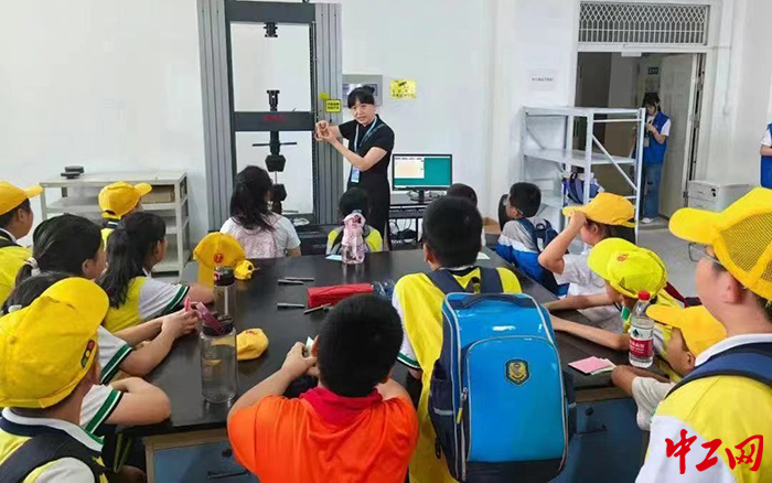 日前,济南大学为一些孩子们开展了一场有特色的大型科学仪器研学活动。图为活动现场。济南大学供图 日前,济南大学为一些孩子们开展了一场有特色的大型科学仪器研学活动。图为活动现场。济南大学供图