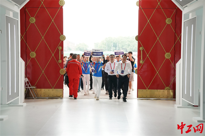 开幕式前一小时，83位大国工匠陆续进场。中工网记者王鑫 摄