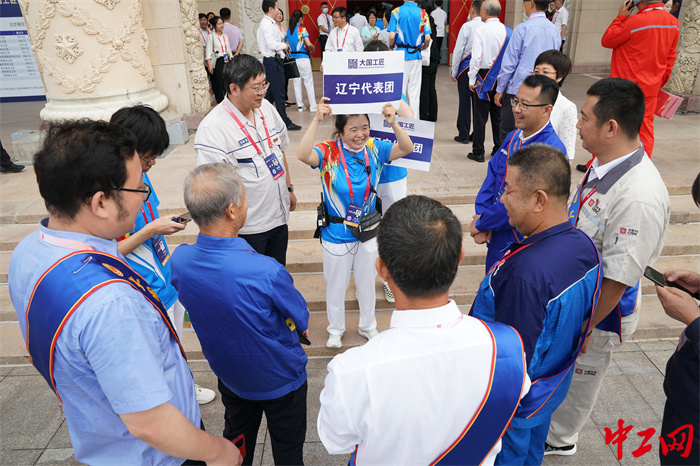 参会代表团成员在现场进行交流。中工网记者王鑫 摄