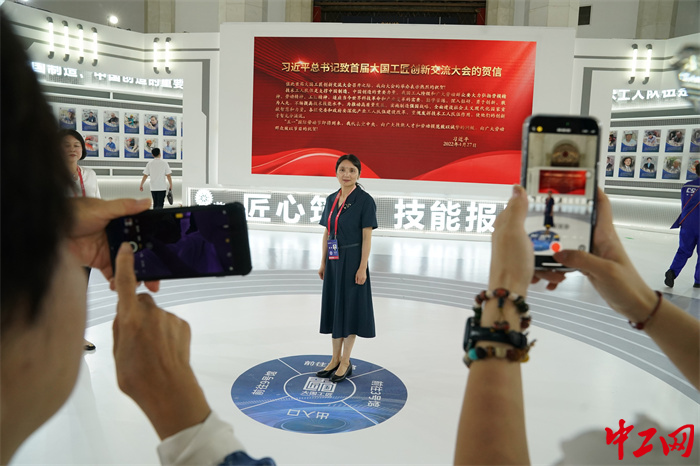 参会人员在现场拍照留念。中工网记者王鑫 摄