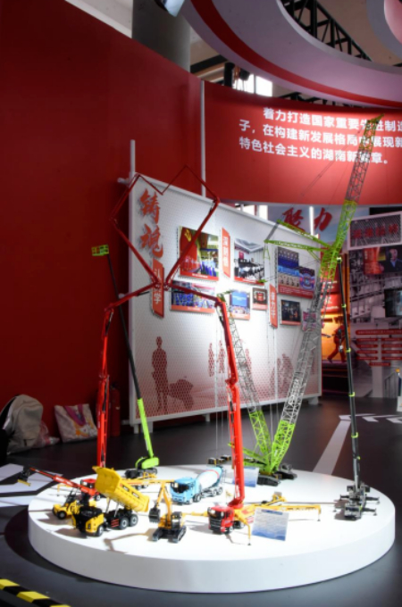 18湖南众多“大国重器”整齐列队,向工匠“比心”致敬。 18湖南众多“大国重器”整齐列队,向工匠“比心”致敬。