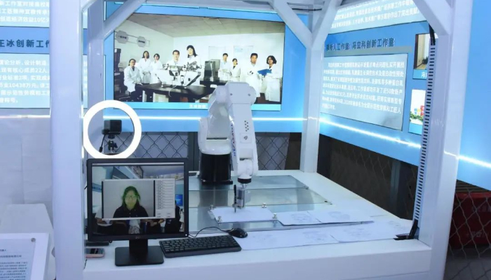 27会画画的机器人 27会画画的机器人