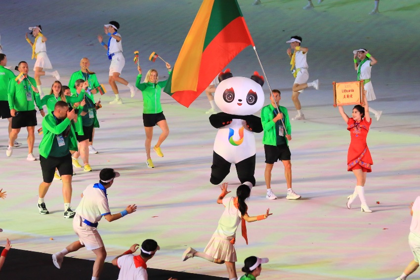 “显眼包”蓉宝和它的“破圈”密码 大运会开幕式上的“蓉宝”。人民网记者 朱虹摄