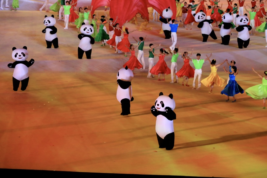 “显眼包”蓉宝和它的“破圈”密码 开幕式上的“蓉宝”。人民网记者 朱虹摄