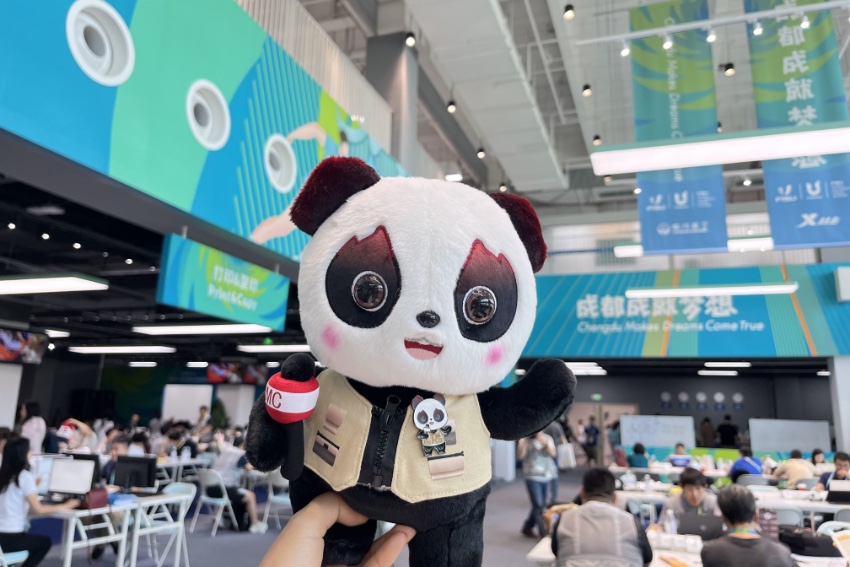 “显眼包”蓉宝和它的“破圈”密码 “蓉宝”形象的文创玩偶。人民网记者 朱虹摄