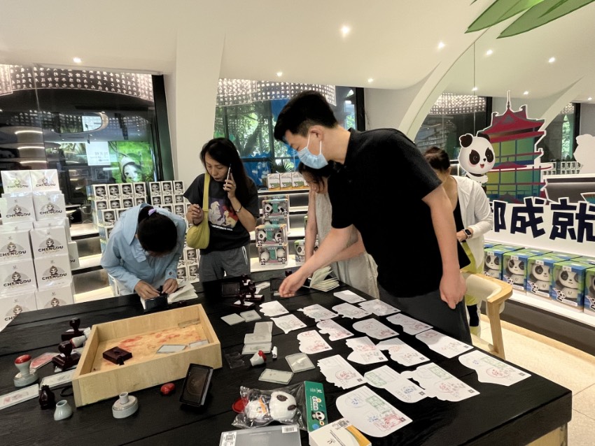 “显眼包”蓉宝和它的“破圈”密码 在特许商品零售店挑选“蓉宝”的顾客。人民网记者 朱虹摄