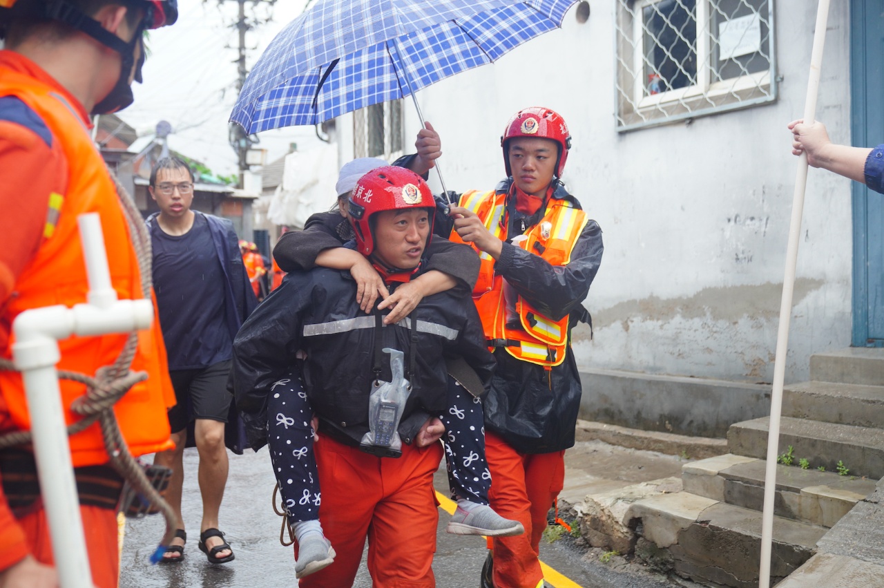 北京已转移群众超5万人2千余名武警官兵抢险救灾强降雨救援最新情况