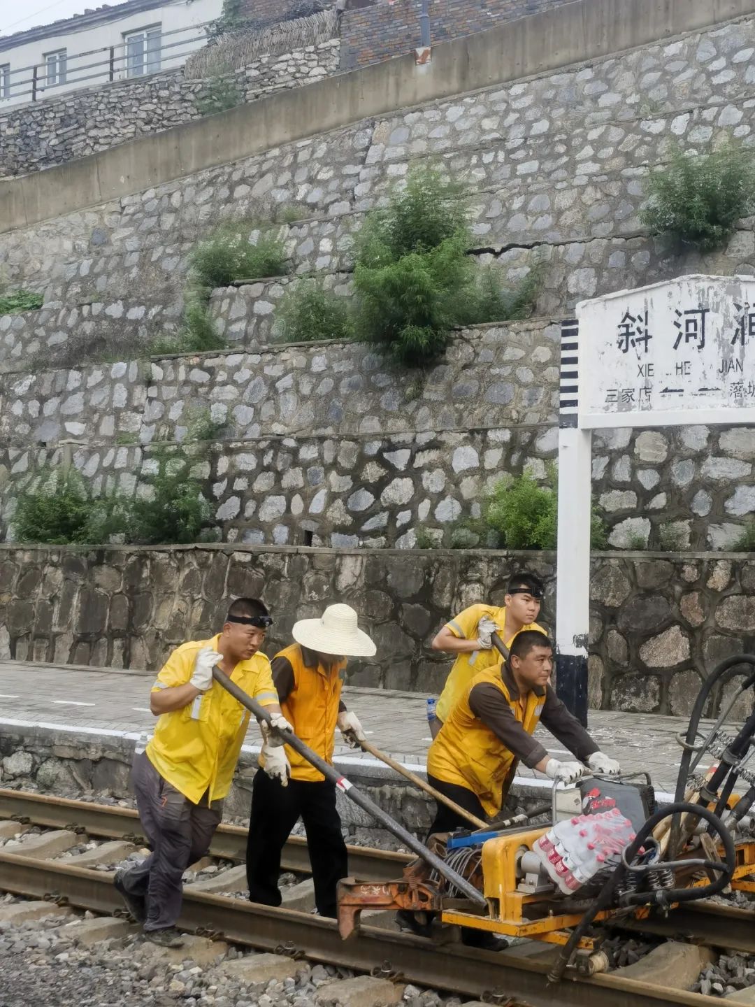 群像：Z180次列车旅客转运救援纪实_京报网