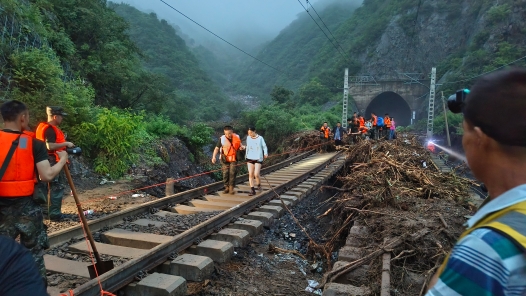工视频丨铁路被淤泥盖住了！项目部经理讲述丰沙线抢修