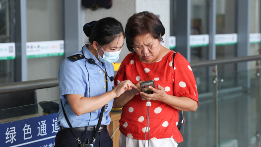 2023·劳动创造幸福｜暑运，在高铁站遇见“冰甜微笑”