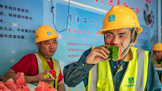 山西省总工会赴太原市重点项目工地“送清凉”