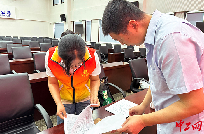 日前，济南市职工互助互济会服务团队走进基层企业，开展了职工大病互助保障普惠服务。图为活动现场。济南市职工服务中心供图