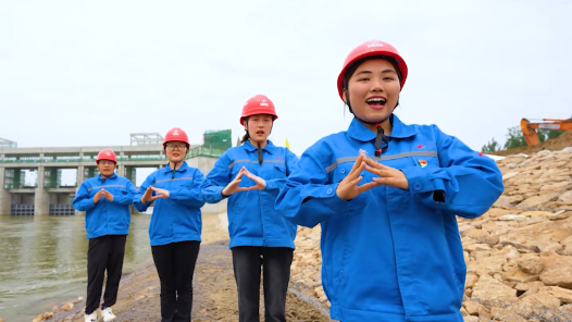 2023·劳动创造幸福丨水电人硬核治水“挖呀挖”