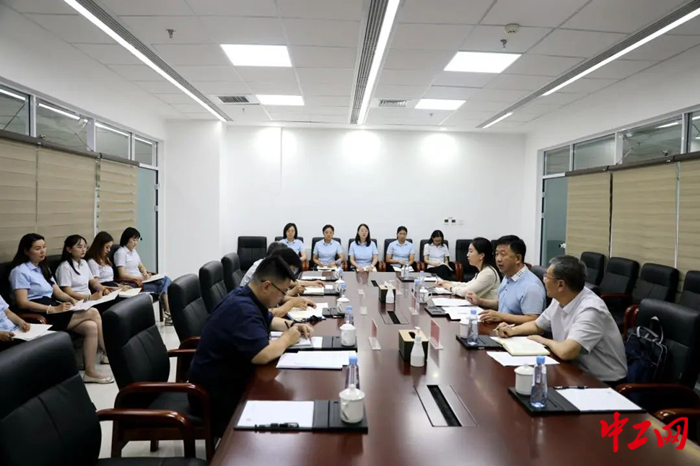 在内蒙古职工互助保障协会，张慧宇实地了解工作流程，听取了互助保障协会工作开展情况的汇报。王瑞波 摄