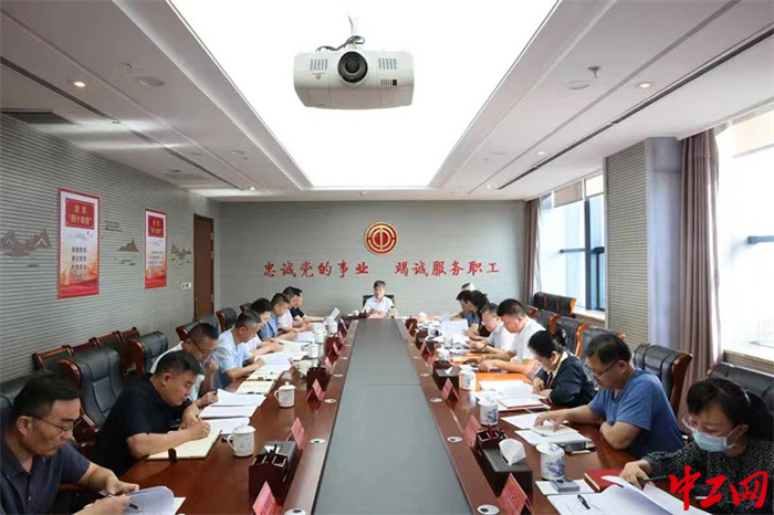 8月14日，自治区总工会召开专题会议，再次传达学习自治区党委十三届四次全委会议精神和安全生产“1+37+8”系列文件精神。