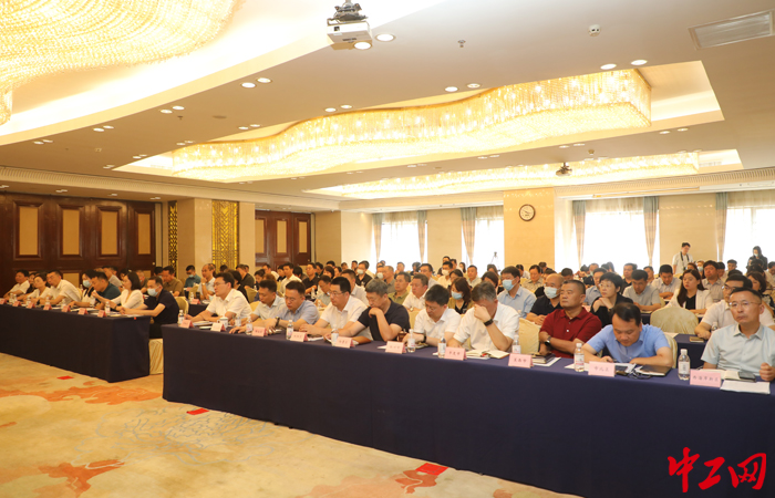 8月17日，山东青岛市高校毕业生就业服务攻坚行动暨全国就业创业服务示范城市创建动员部署会议在府新大厦召开。青岛市人力资源社会保障局供图