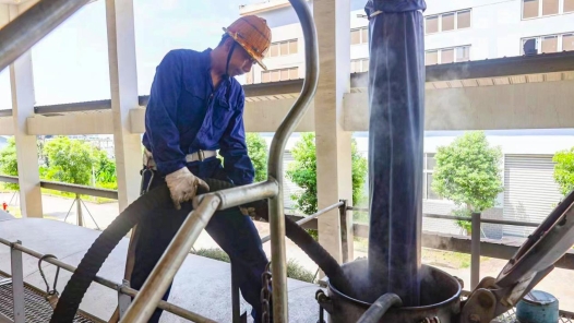 2023·劳动创造幸福｜两分钟呼叫一次，为列车“洗肠胃”有多危险？