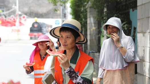 江西萍乡：烈日“烤”验，工会送清凉保安康