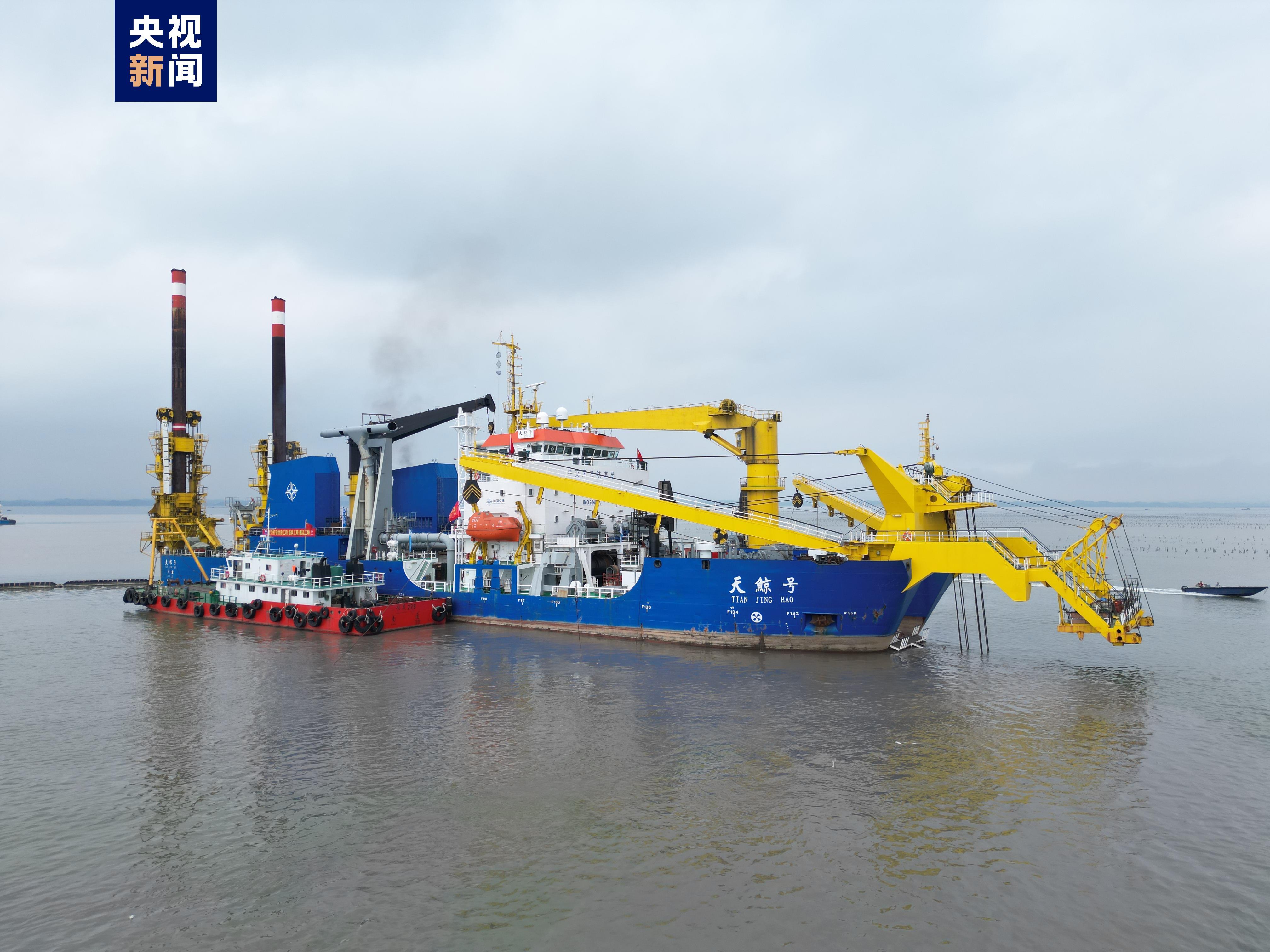我国自主建造首艘超大型自航绞吸船"天鲸号"投入平陆