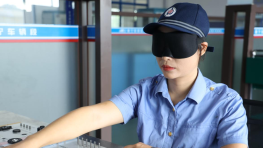 2023·劳动创造幸福丨蒙眼组装的技术“超人”