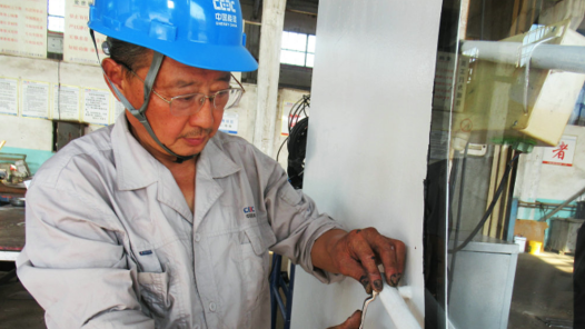 2023·劳动创造幸福｜机械“美容师”：认真到“无色差”