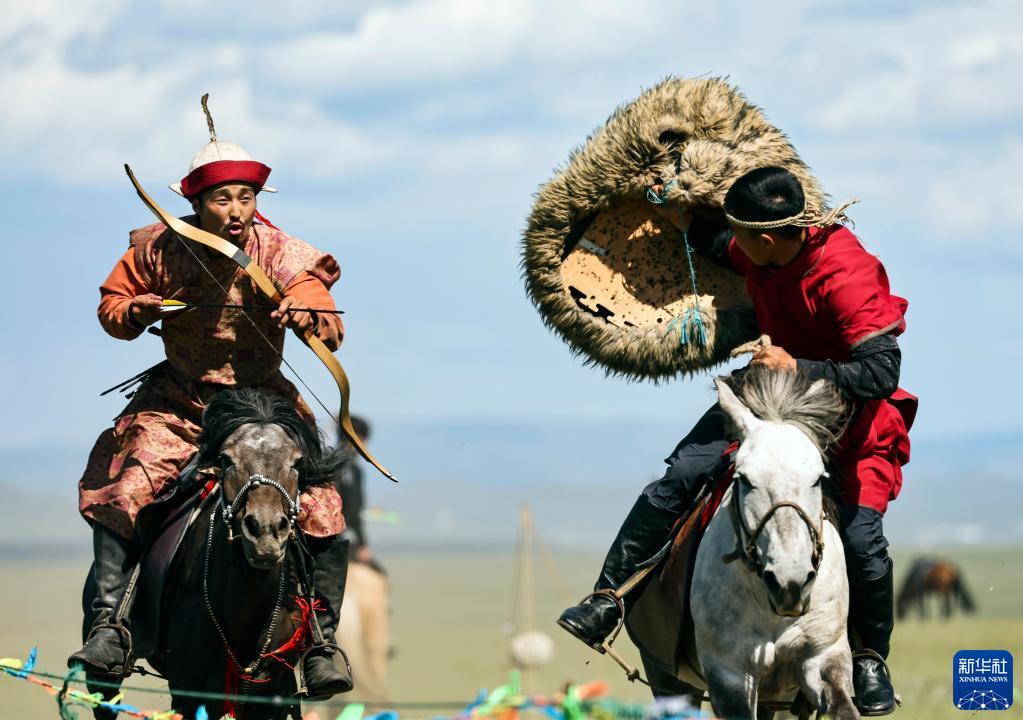 蒙古国游牧民族世界文化节上的马术表演