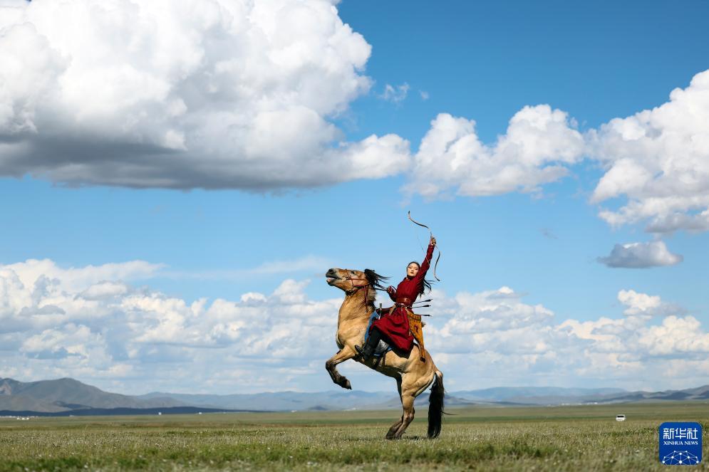 蒙古国游牧民族世界文化节上的马术表演