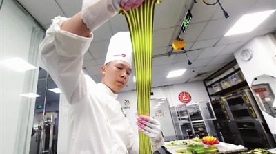 工匠汇·2022年上海工匠｜刘福焕：70℃的糖块在手里跳舞