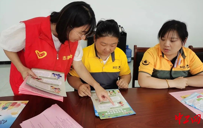 8月28日，微山县总工会走进新业态企业中，开展了“法治体检”活动。图为活动现场。微山县总工会供图