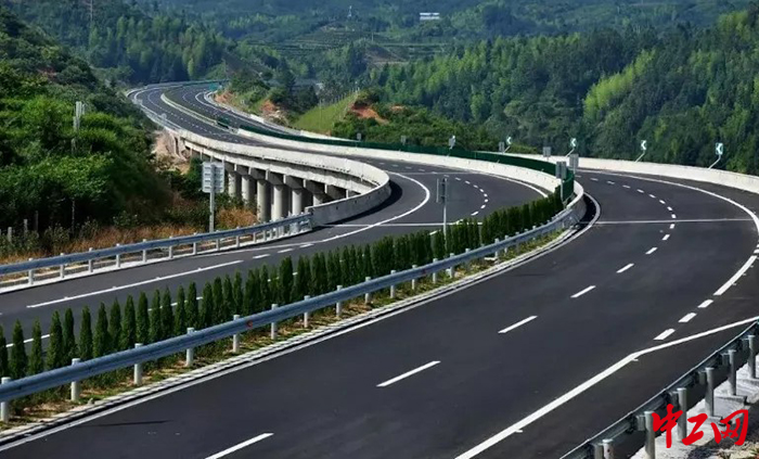 图为山东省某地正在建设的高速公路。山东省交通运输厅供图