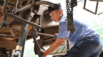 2023·劳动创造幸福丨有序开展客车秋季整修 确保列车设备状态良好