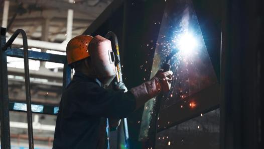 2023·劳动创造幸福｜车间焊花开，货运“良驹”来