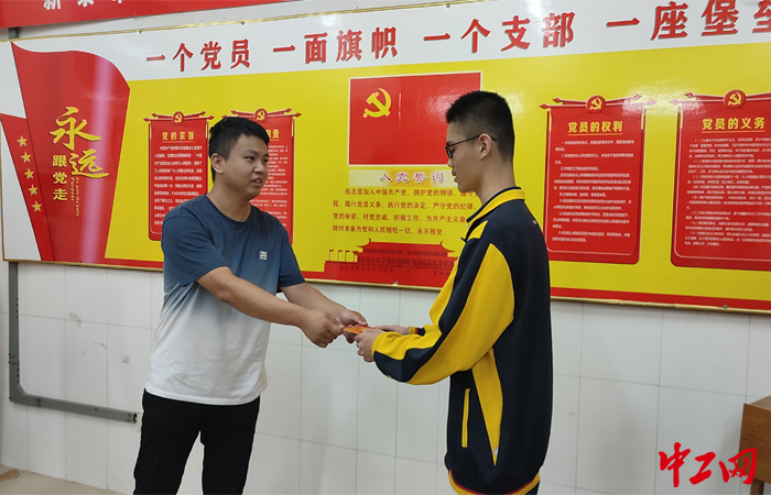 9月1日新学期开学之际，孟宪震为母校新泰市新汶中学捐助奖学金。山东港口青岛港供图