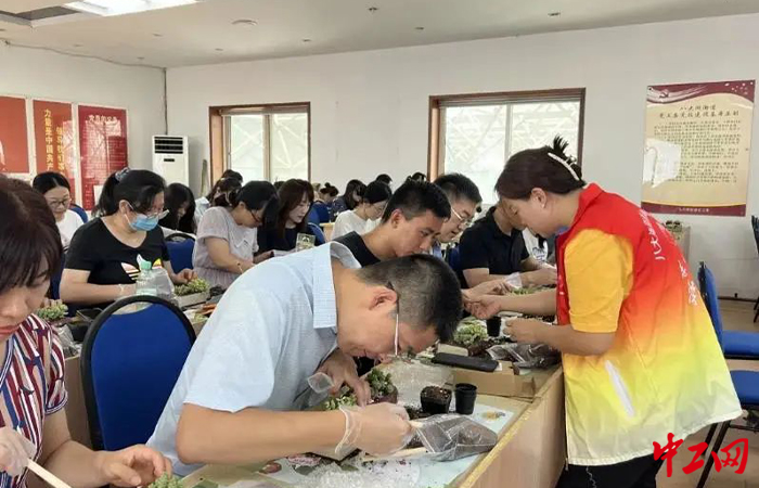 近日，山东省青岛市市南区八大湖街道总工会开展“种自己的花，爱自己的宇宙”主题活动。市南区总工会供图