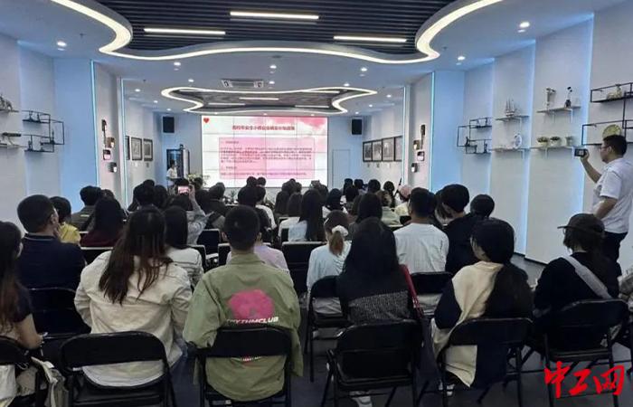 近日，山东省青岛市市南区总工会在中国-上合组织技术转移中心举办高校毕业生在青就业创业补贴政策宣讲会。市南区总工会供图